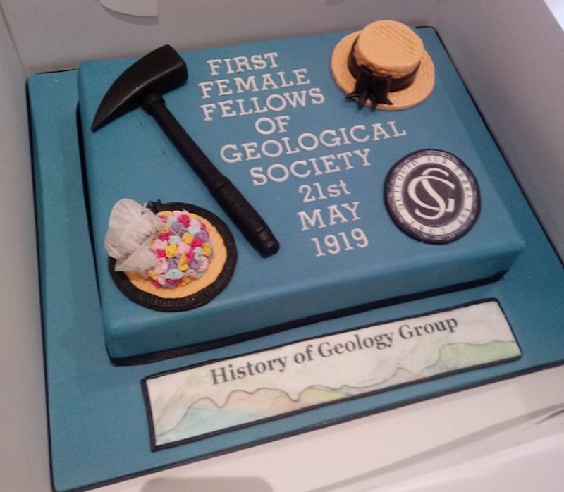 The design and colour of the Geological Society celebration cake symbolises ‘blue-stocking’ geological fieldwork.