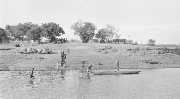 Black and white image showing a view of Kodok from the Nile River