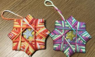 2 decorative woollen stars