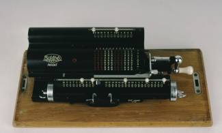 Calculating machine with dials to show numbers 