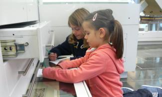 Children doinga museum trail