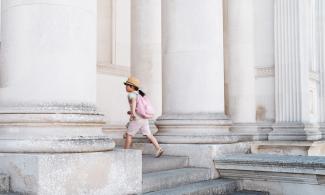 Child walking into the museum